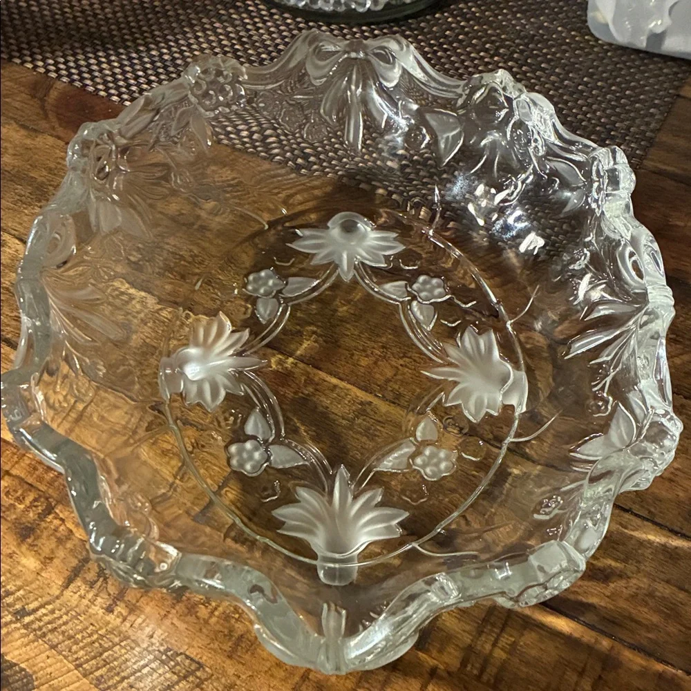 Elegant Clear Glass Serving Bowl - Picture 2 of 4